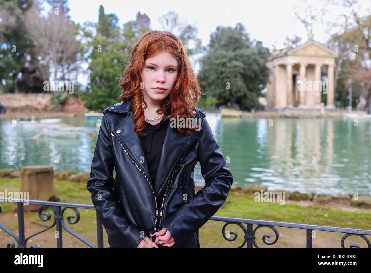 Jeune femme posant près d'un temple historique et de l'eau à Rome. Portrait du style de vie urbain européen. Banque D'Images