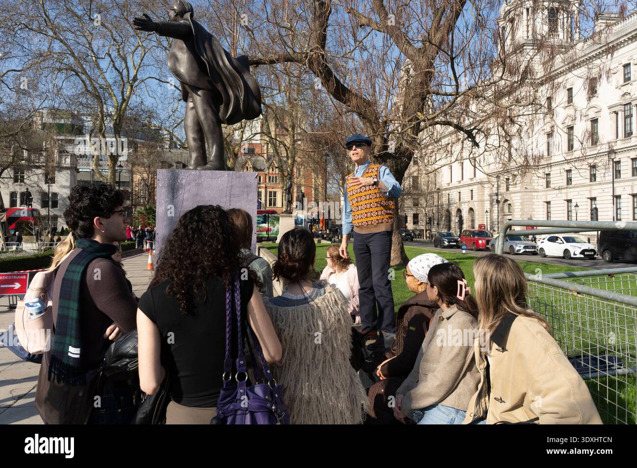 Un guide parle à une foule sur Parliament Square, à Londres. Banque D'Images