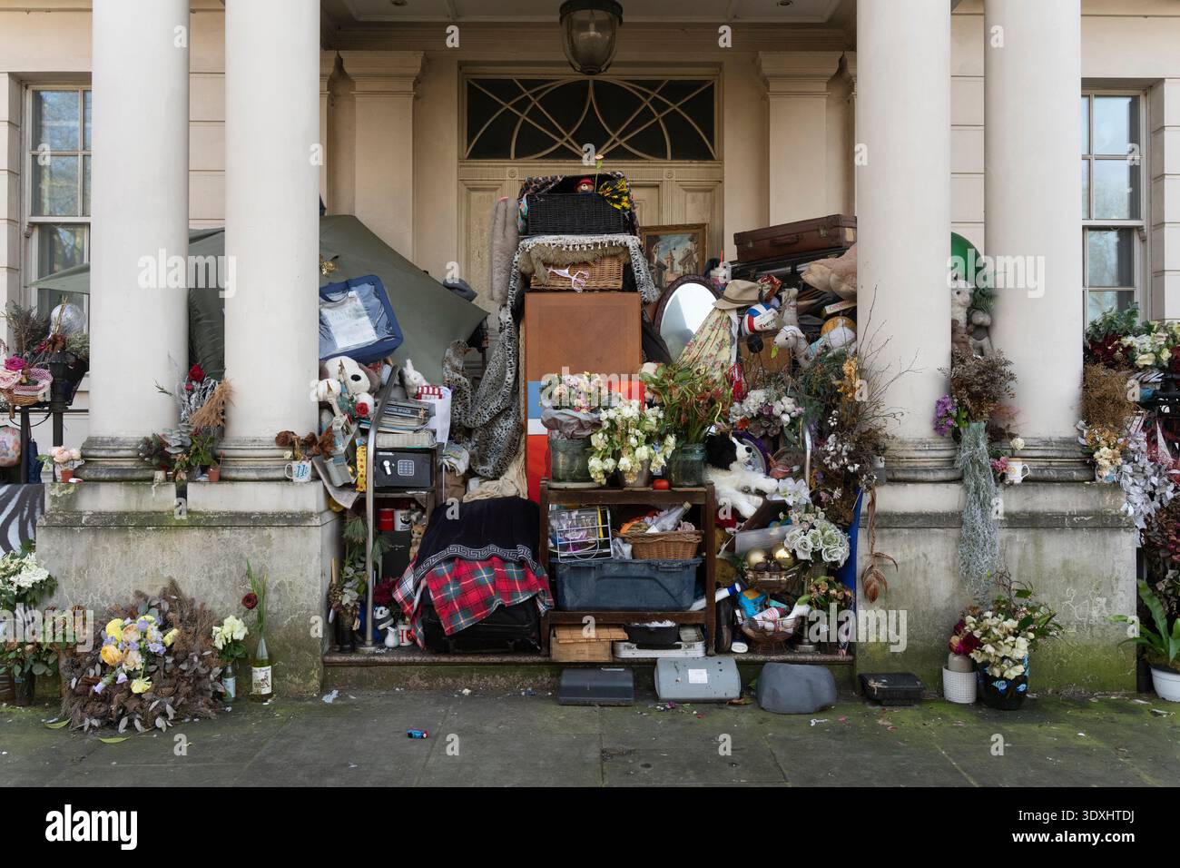 Homme sans-abri suédois vivant dans un abri auto-fabriqué, Rutland Gate, Hyde Park Londres Banque D'Images