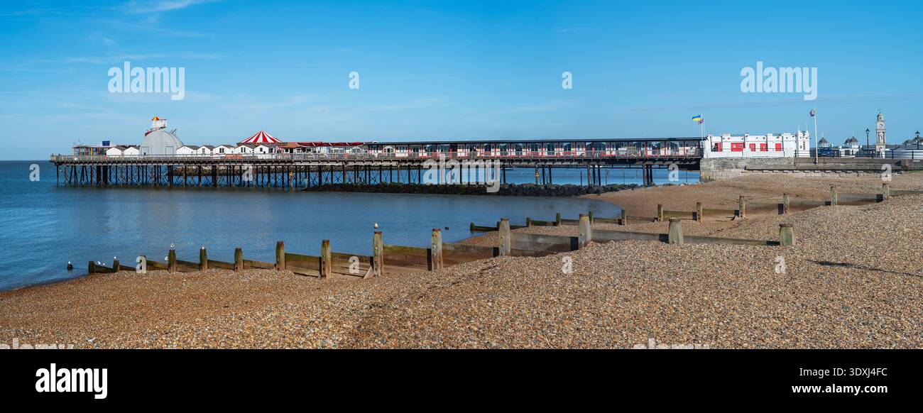 Image panoramique de la jetée de Herne Bay, dans le Kent, au royaume-uni, par un jour lumineux de début de printemps avec un ciel bleu. Banque D'Images