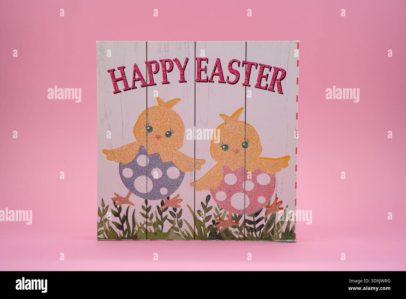 Vue avant du signe Happy Easter avec illustration de poussin. Banque D'Images