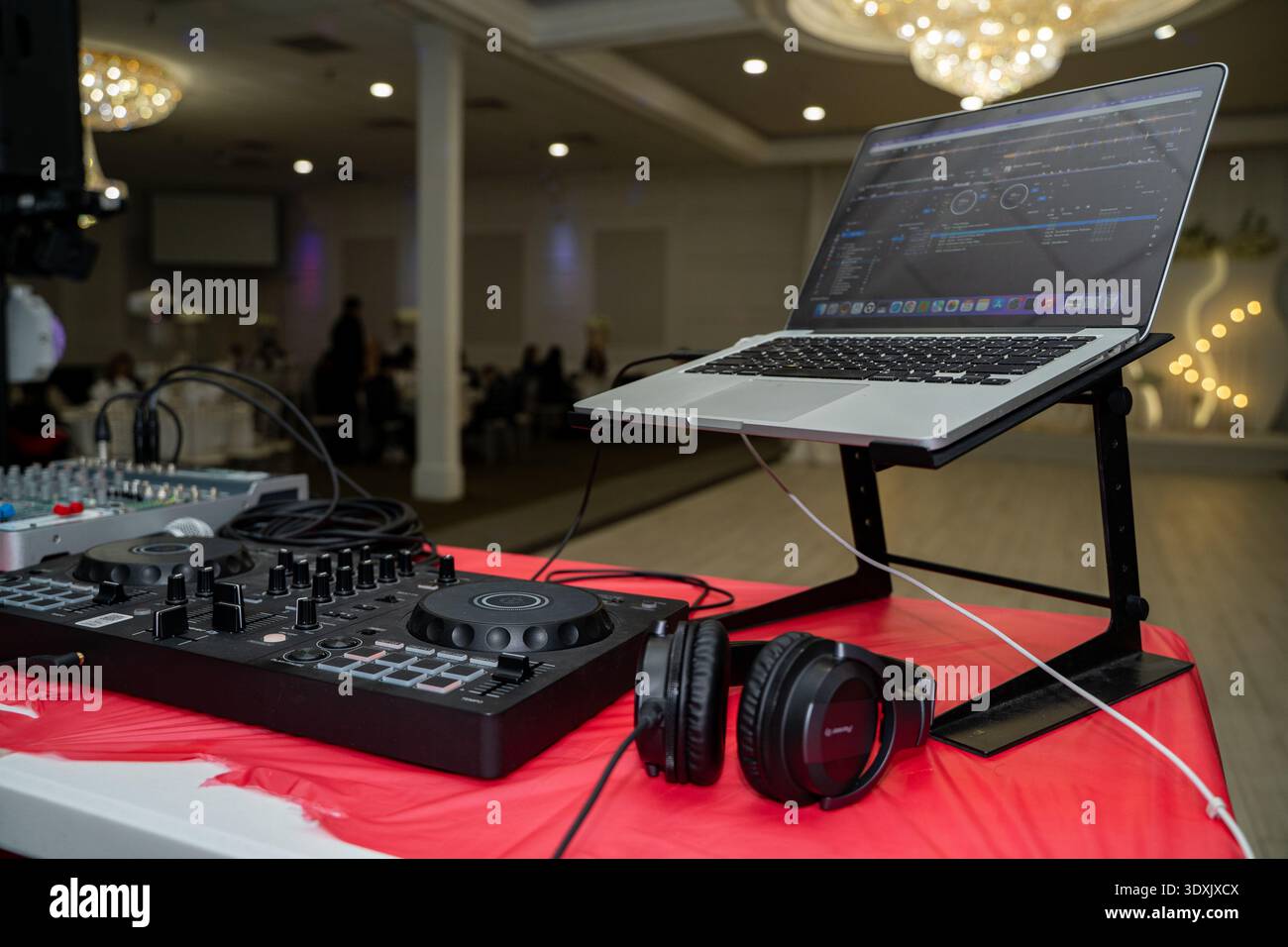 Configuration DJ avec ordinateur portable et contrôleur sur le lieu de l'événement. Toronto, Canada - 27 février 2026. Banque D'Images