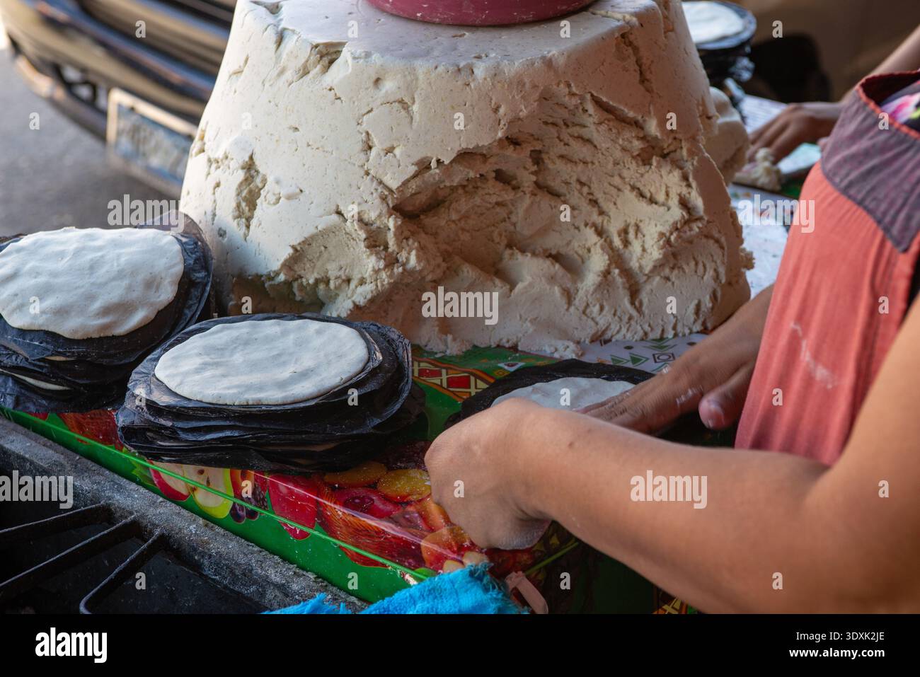 Gros plan d'un vendeur de rue préparant des tortillas de maïs. Banque D'Images