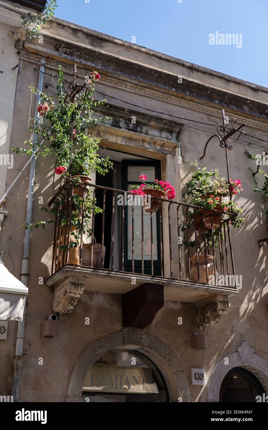 Balcon italien avec pots de fleurs et balustrade en fer forgé sur le vieux bâtiment Banque D'Images