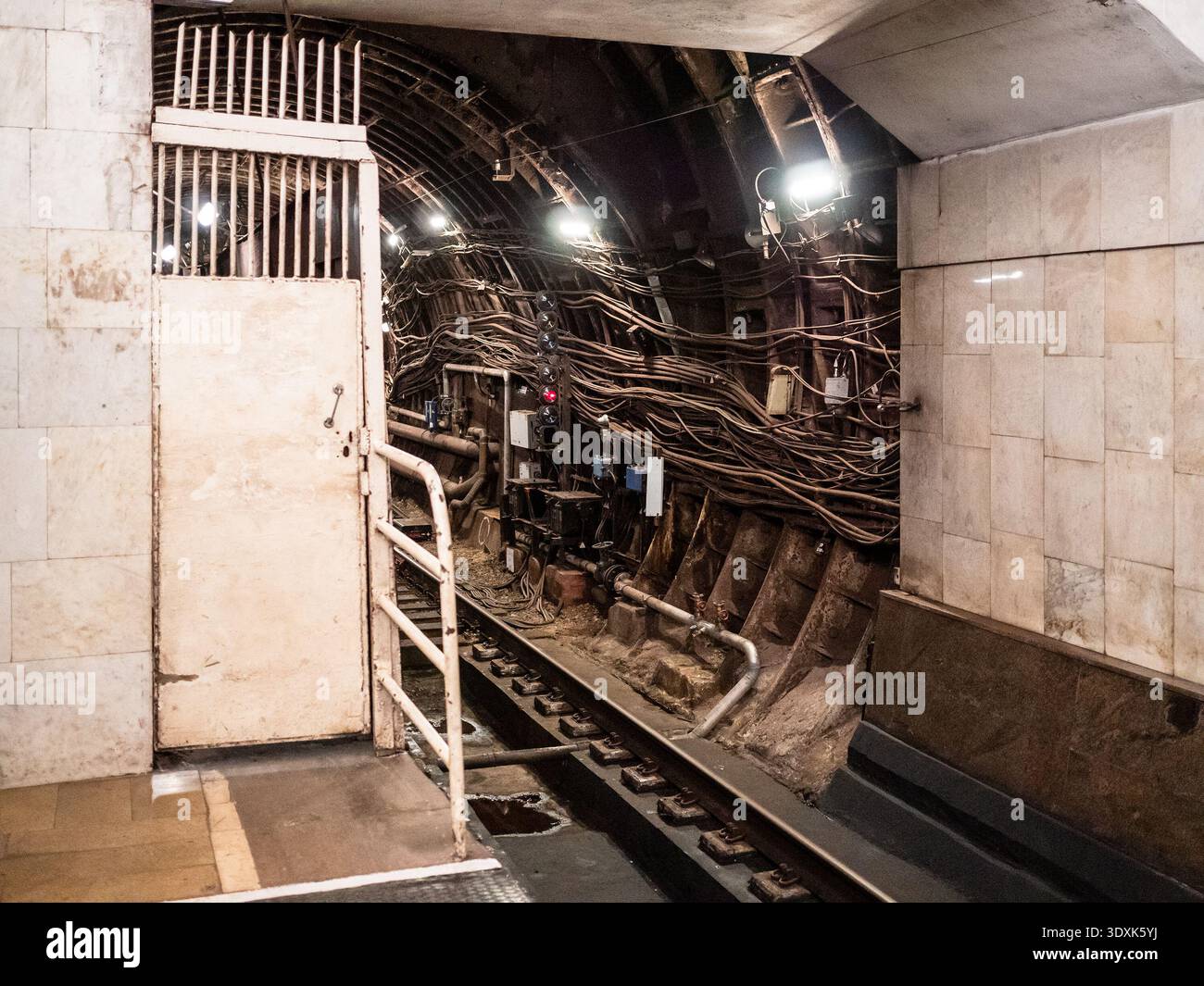 voies ferrées et câbles électriques et câblage dans le tunnel souterrain du métro Banque D'Images