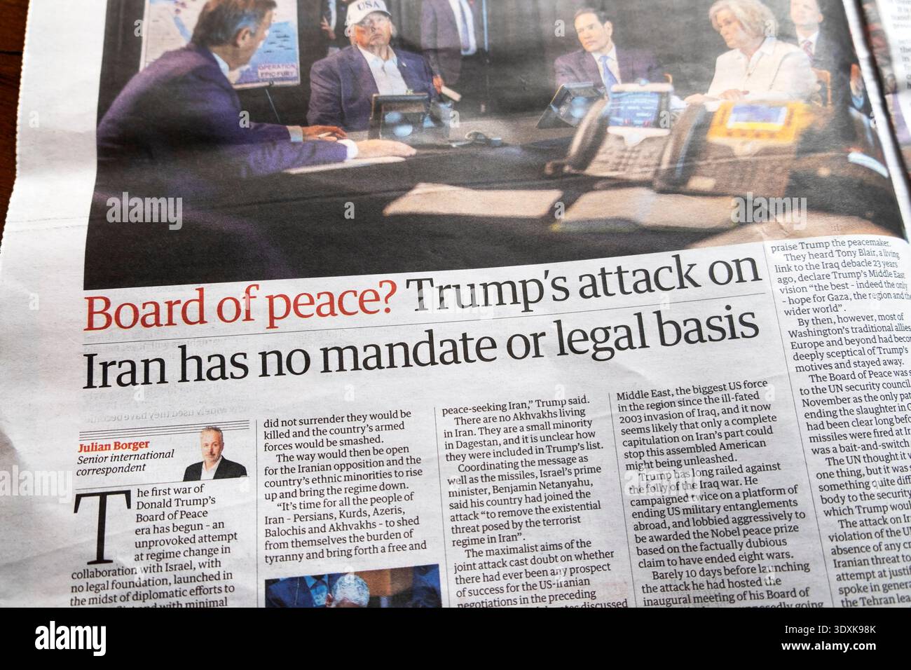 'Board of Peace ? L'attaque de Trump contre l'Iran n'a pas de mandat ni de base légale' Guardian titre moyen-Orient article 2 mars 2026 Londres Angleterre Royaume-Uni Banque D'Images