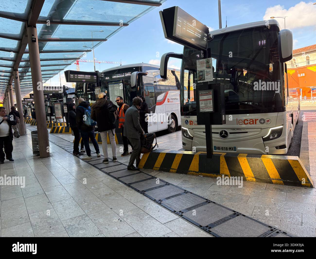 Gare routière de Marseille Saint-Charles, Gare routière de Marseille Saint-Charles. Terminal de bus international et régional moderne intégré dans le ma Banque D'Images