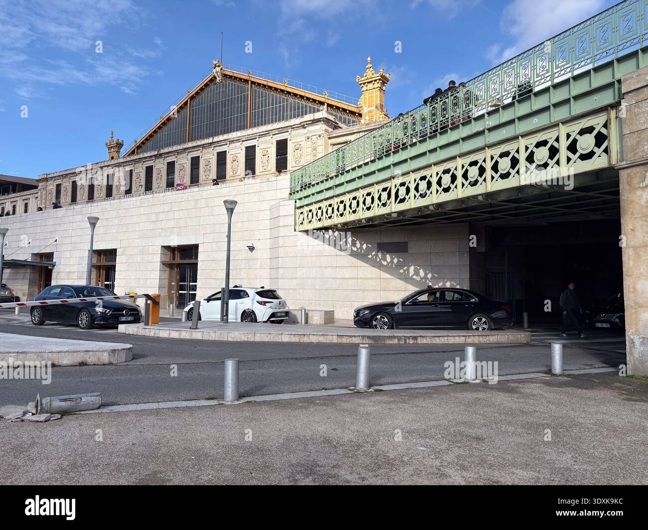 Gare Marseille Saint-Charles, Gare de Marseille Saint-Charles. Terminal de bus moderne intégré et façade extérieure du hub ferroviaire historique à Marseille Banque D'Images