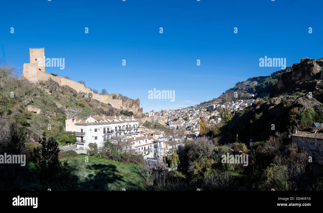 Vue panoramique de Cazorla avec des maisons blanches et un château perché au-dessus de la vallée, province de Jaen, Andalousie, Espagne. Banque D'Images
