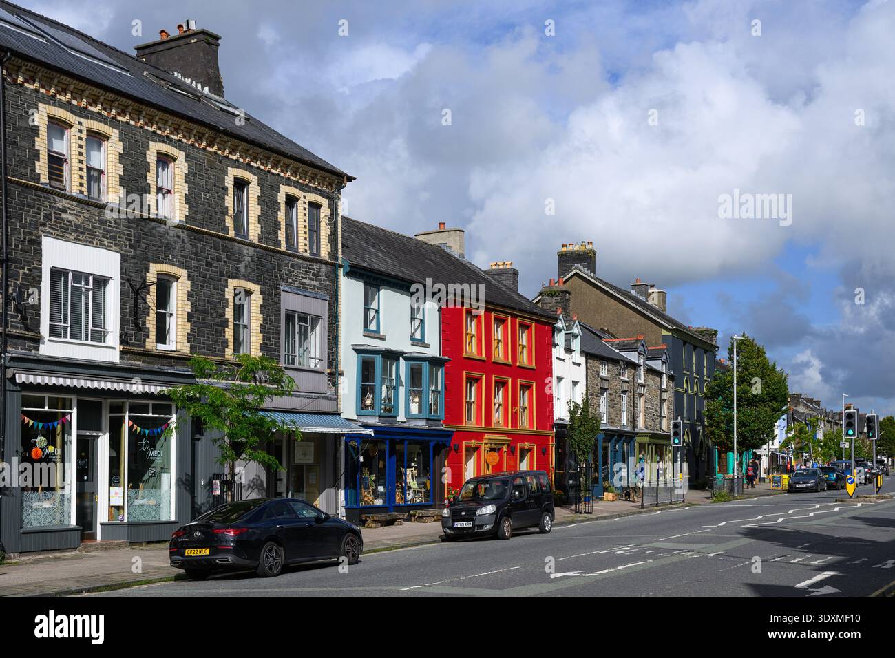 Machynlleth, pays de Galles, Royaume-Uni - 1er septembre 2025 ; vue du paysage urbain le long de Heol Maengwyn à Machynlleth dans le centre du pays de Galles des entreprises Banque D'Images