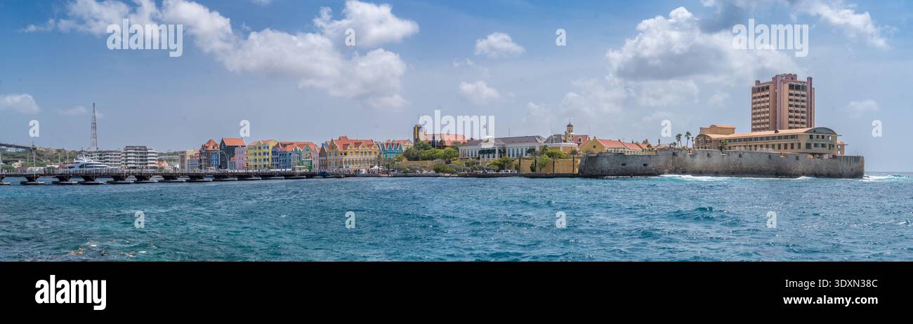 Vue sur Fort Amsterdam et front de mer à Willemstad Curaçao Banque D'Images