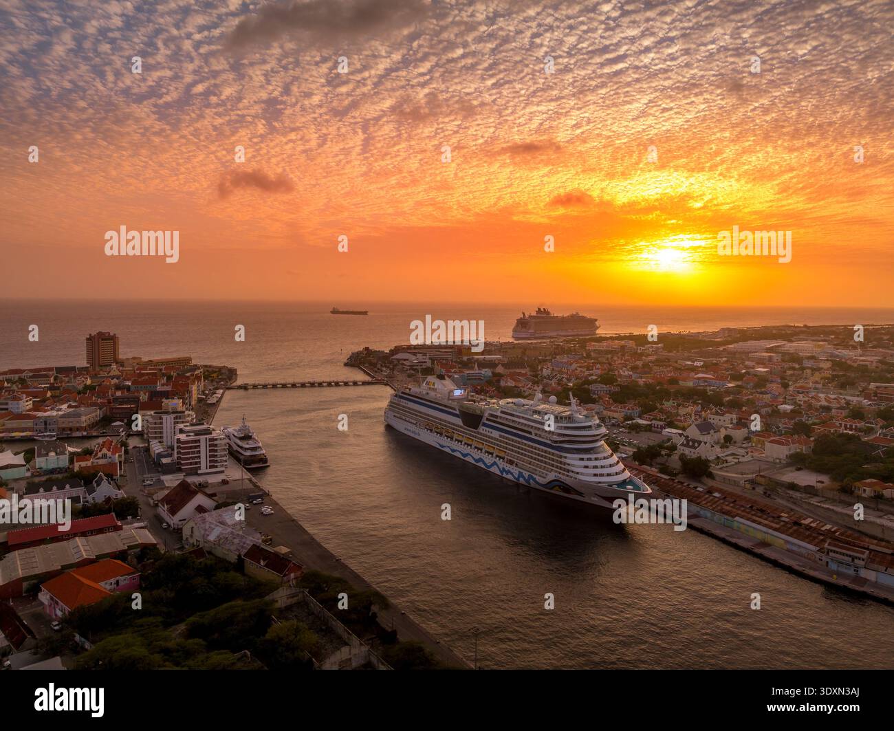 Vue aérienne du port de Willemstad avec bateau de croisière amarré vue colorée sur le coucher du soleil Banque D'Images