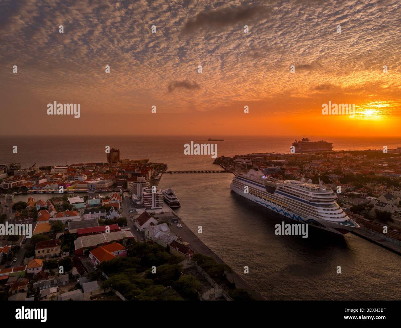 Vue aérienne du port de Willemstad avec bateau de croisière amarré vue colorée sur le coucher du soleil Banque D'Images