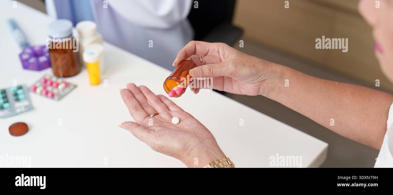 Administration de médicaments. Patient prenant les médicaments prescrits. Banque D'Images