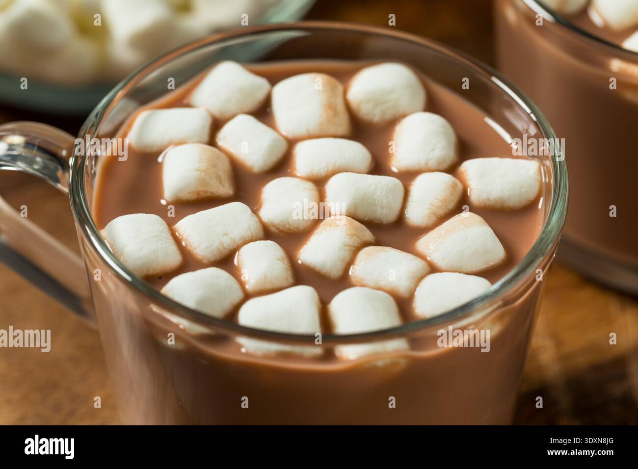 Chocolat chaud doux bio avec guimauves dans une tasse Banque D'Images