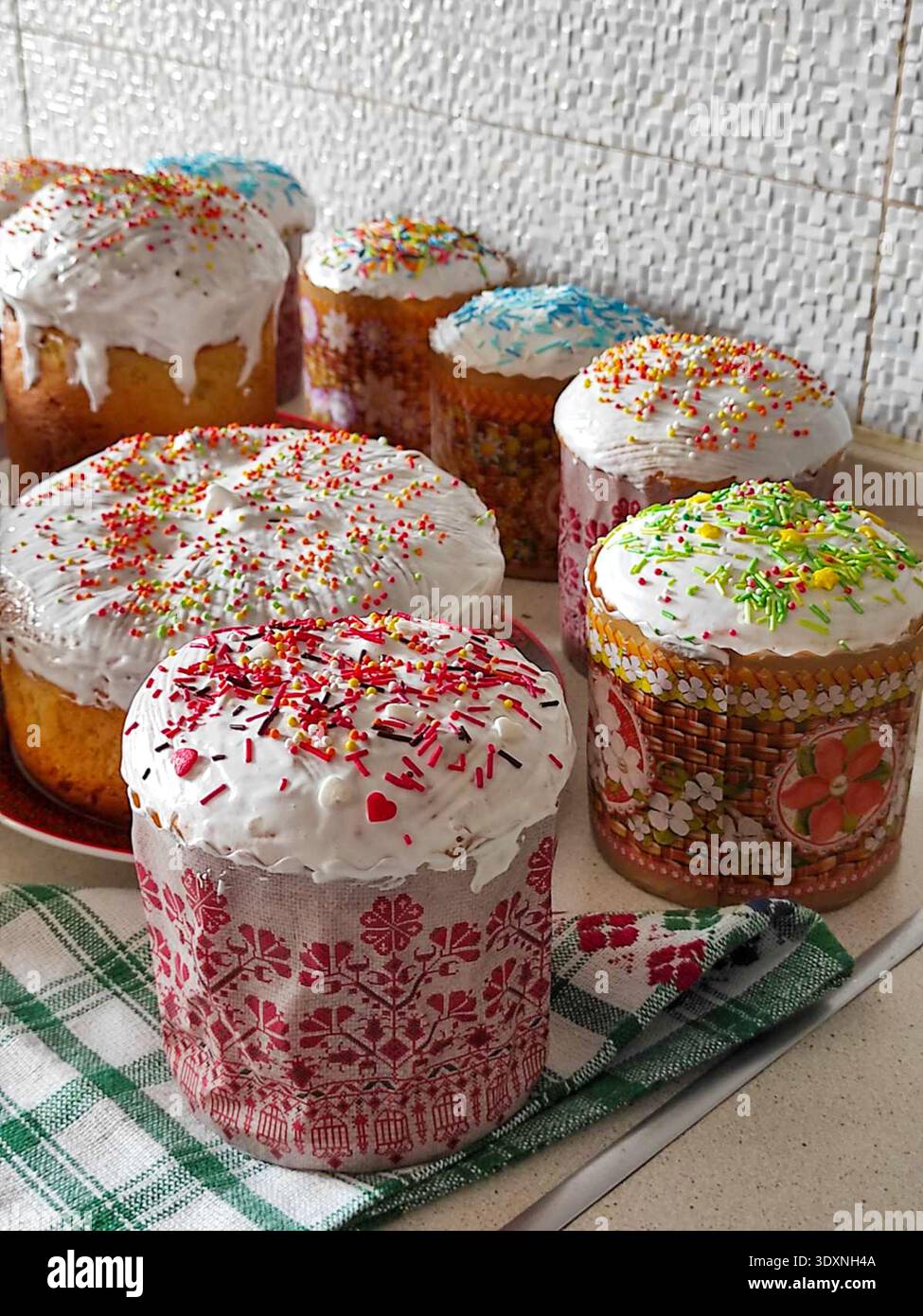 beaucoup de gâteaux de Pâques traditionnels avec glaçage blanc, glaçage et poudre, décoration pour le dîner de Pâques Banque D'Images