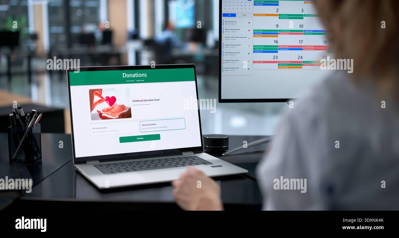 Femme utilisant la plate-forme numérique pour faire un don d'argent à des organisations caritatives en ligne. Banque D'Images