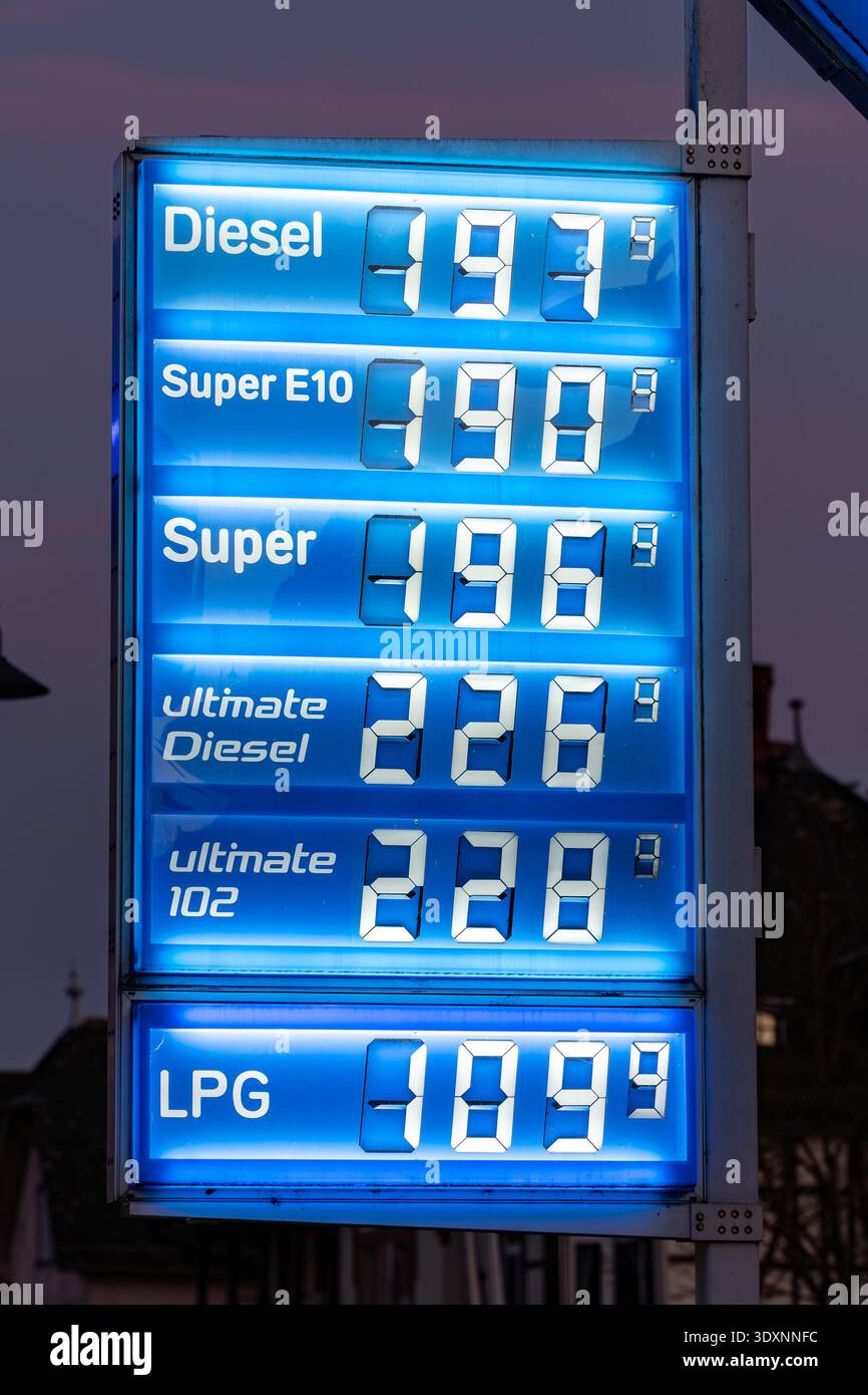 Affichage du prix du carburant dans une station-service Bad Homburg, Allemagne, montrant le prix de l'essence autour de deux euros le litre. Banque D'Images