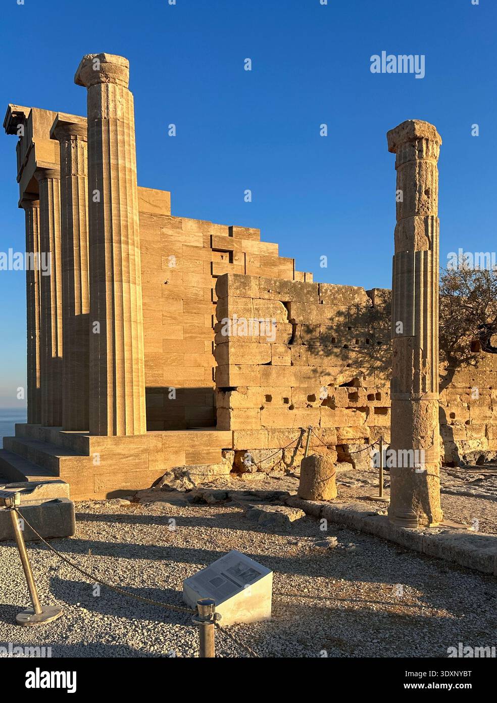Lindos Acropolis. Lindos est un site archéologique, une ville et une ancienne municipalité sur l'île de Rhodes, dans le Dodécanèse, en Grèce. Banque D'Images