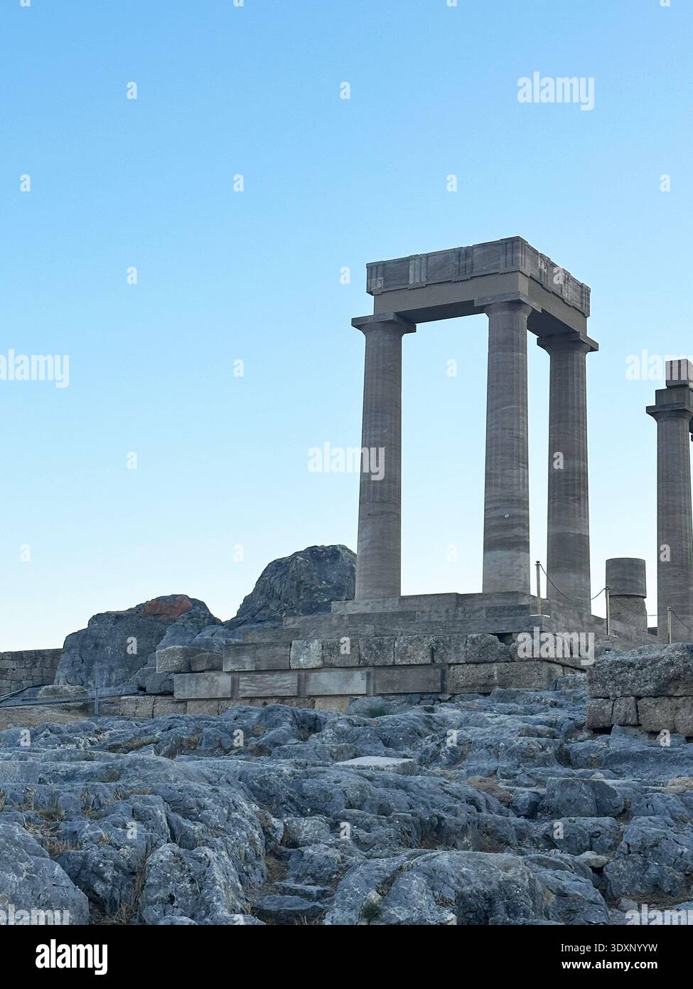 Lindos Acropolis. Lindos est un site archéologique, une ville et une ancienne municipalité sur l'île de Rhodes, dans le Dodécanèse, en Grèce. Banque D'Images