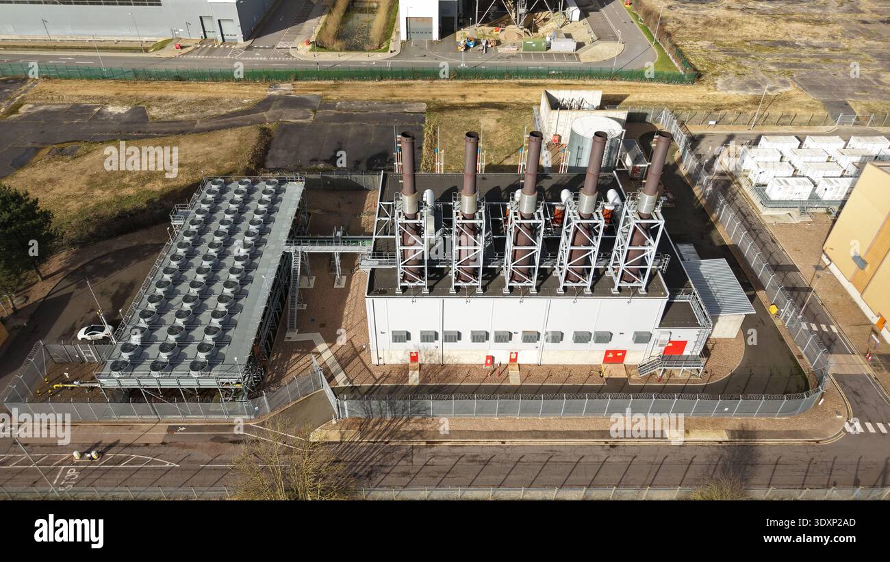 Vue aérienne du complexe industriel avec des contrastes frappants entre l'argent métallique des unités de refroidissement et les lignes verticales sombres de l'échappement Banque D'Images