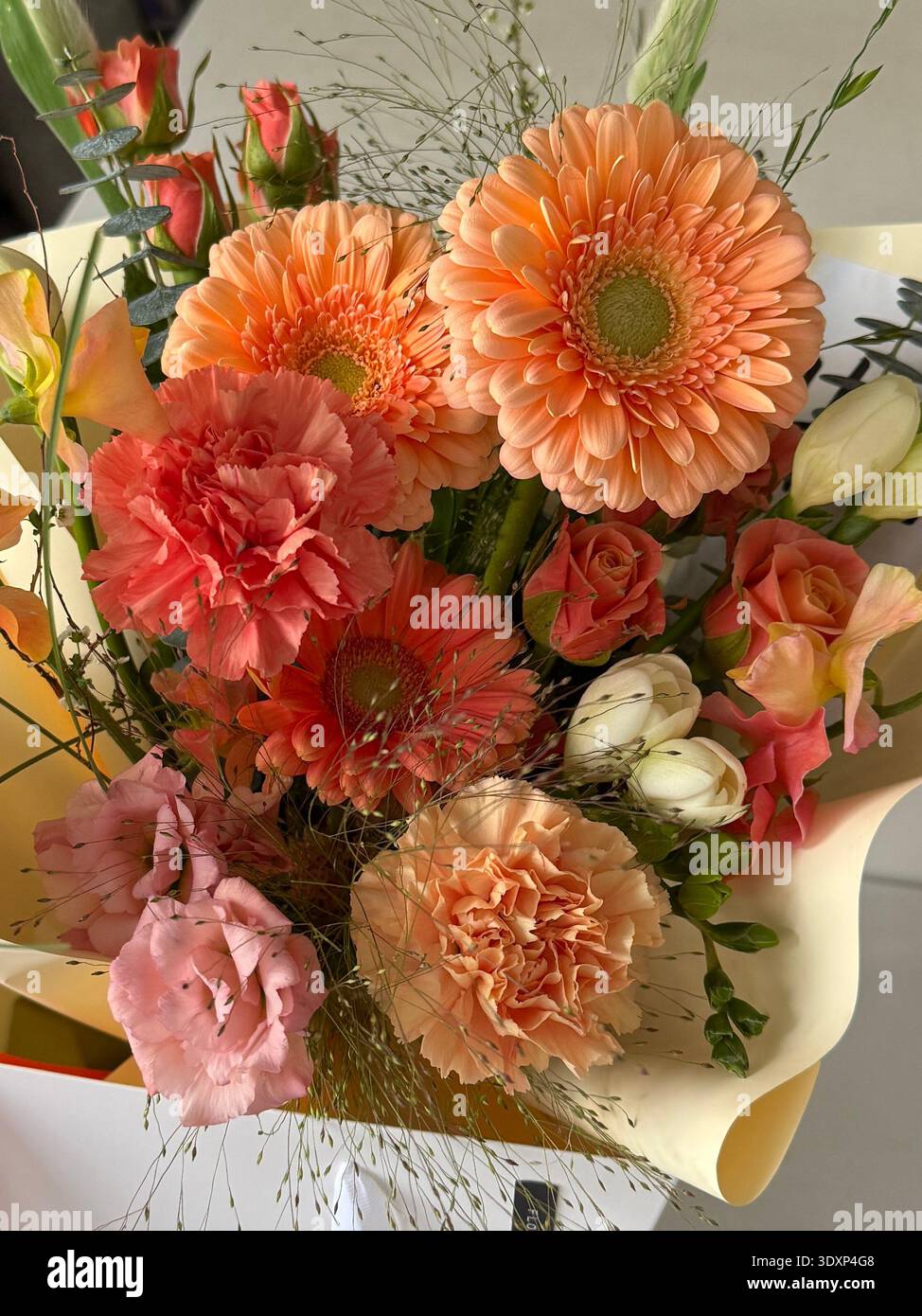 bouquet de fleurs de couleur orange - Image de stock capturée avec un smartphone