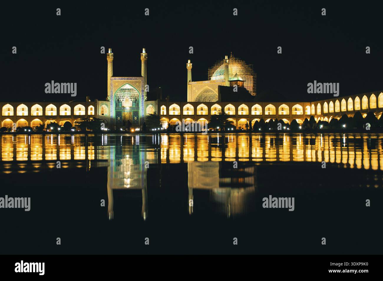 Esfahan, Iran - 15th mai 2022 : place Naqsh-e Jahan, site classé au patrimoine mondial de l'UNESCO la nuit avec la mosquée Shah en arrière-plan Banque D'Images