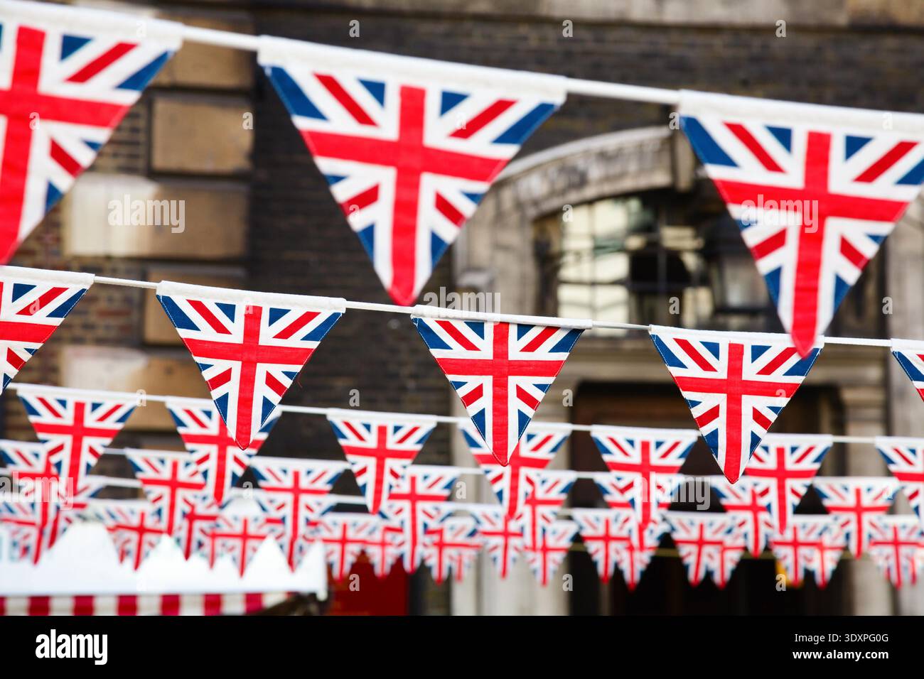Union Jack flag bunting triangulaire accroché dans une rue, une ambiance festive decorations in London England UK Banque D'Images