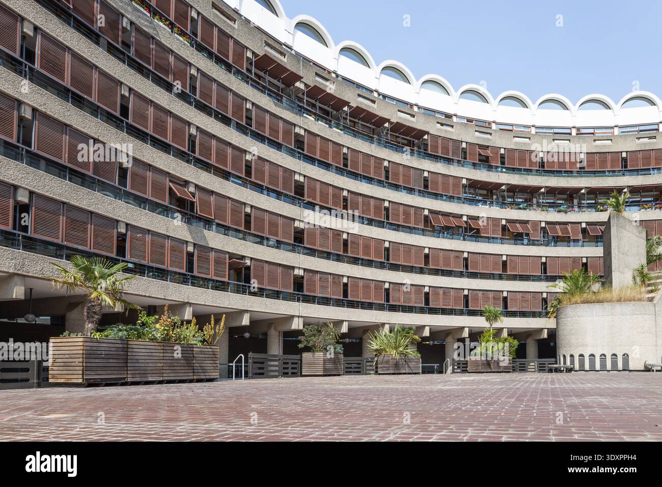 Domaine barbicain architecture brutaliste avec volets en bois Banque D'Images