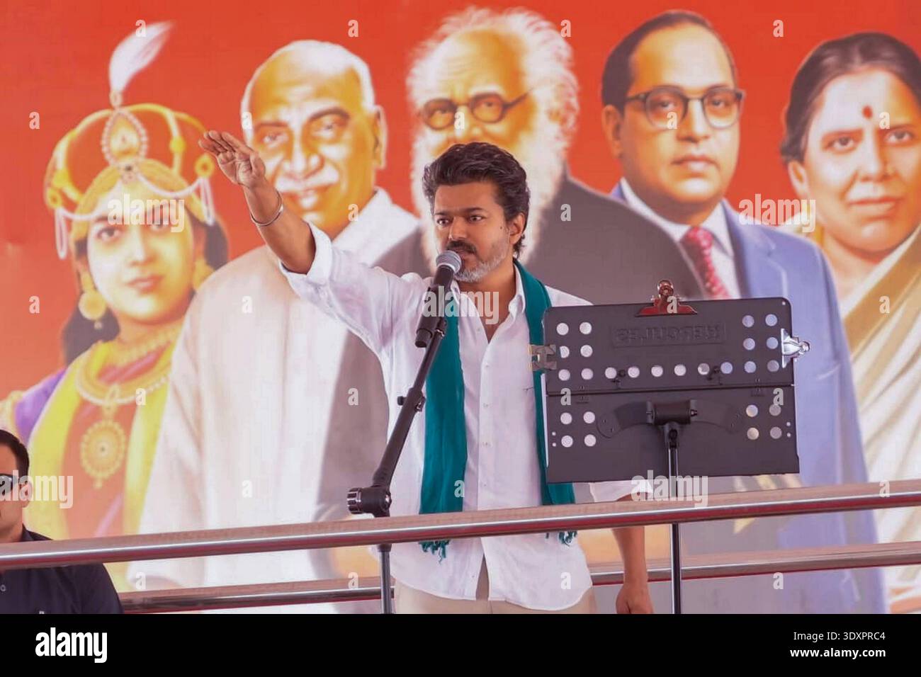 Politique indienne Vijay, président de Tamilaga Vettri Kazhagam TVK, s'adresse aux fonctionnaires du parti lors d'une réunion et d'une campagne électorale à Thanjavur. Le rassemblement a été témoin de la participation enthousiaste de cadres et de dirigeants locaux alors que le parti intensifiait ses activités de sensibilisation à la base avant la bataille électorale à venir. Thanjavur INDE Copyright : xSeshadrixSukumarx Banque D'Images
