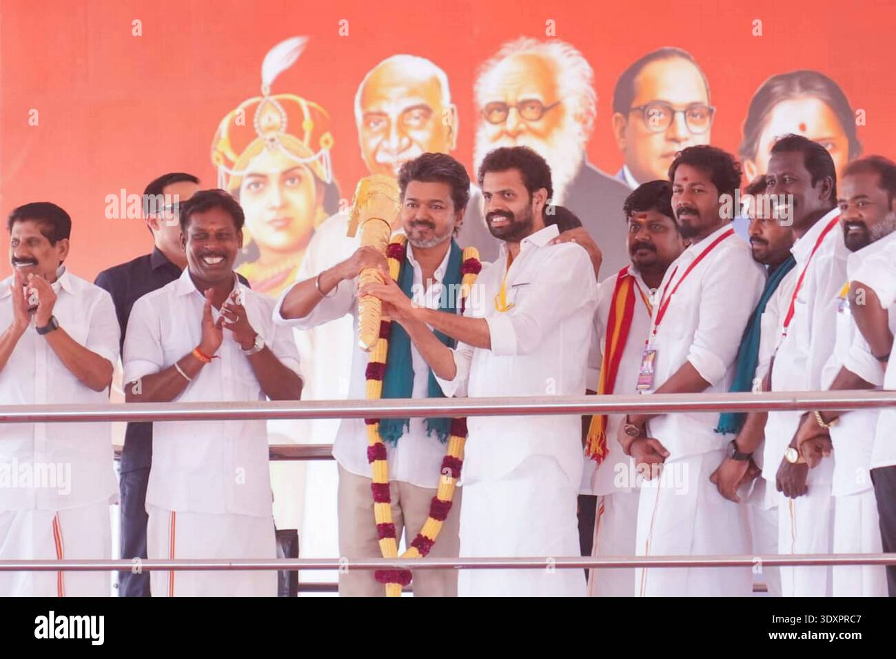 Politique indienne Vijay, président de Tamilaga Vettri Kazhagam TVK, s'adresse aux fonctionnaires du parti lors d'une réunion et d'une campagne électorale à Thanjavur. Le rassemblement a été témoin de la participation enthousiaste de cadres et de dirigeants locaux alors que le parti intensifiait ses activités de sensibilisation à la base avant la bataille électorale à venir. Thanjavur INDE Copyright : xSeshadrixSukumarx Banque D'Images