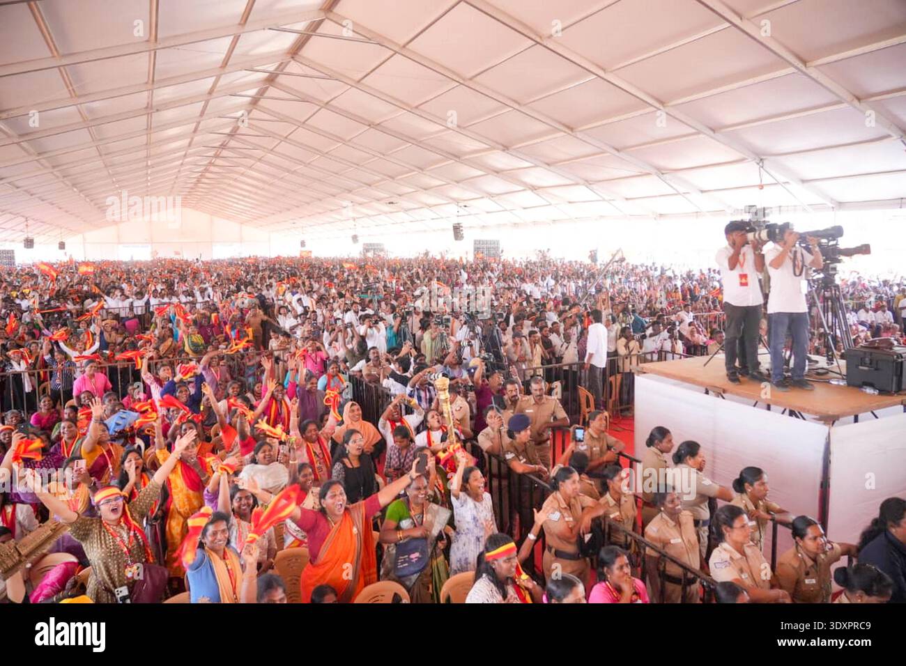 Politique indienne Vijay, président de Tamilaga Vettri Kazhagam TVK, s'adresse aux fonctionnaires du parti lors d'une réunion et d'une campagne électorale à Thanjavur. Le rassemblement a été témoin de la participation enthousiaste de cadres et de dirigeants locaux alors que le parti intensifiait ses activités de sensibilisation à la base avant la bataille électorale à venir. Thanjavur INDE Copyright : xSeshadrixSukumarx Banque D'Images