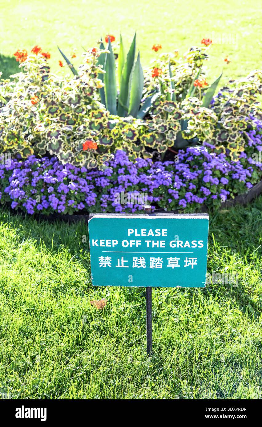Panneau d'affichage sur une prairie verte avec le texte « S'il vous plaît garder de l'herbe ». Restez à l'écart du panneau d'herbe Banque D'Images