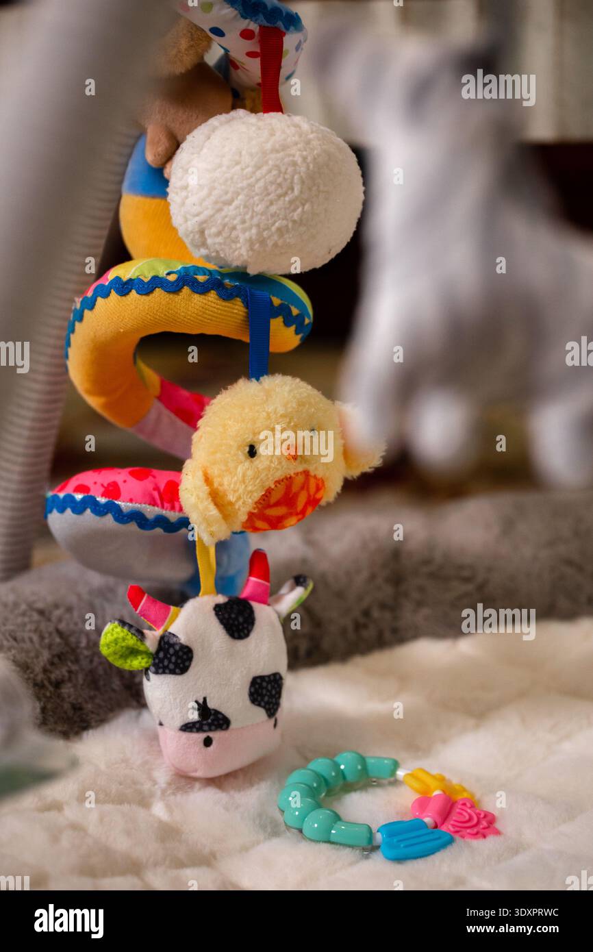 Mobile d'activité bébé coloré avec jouets en peluche gros plan Banque D'Images