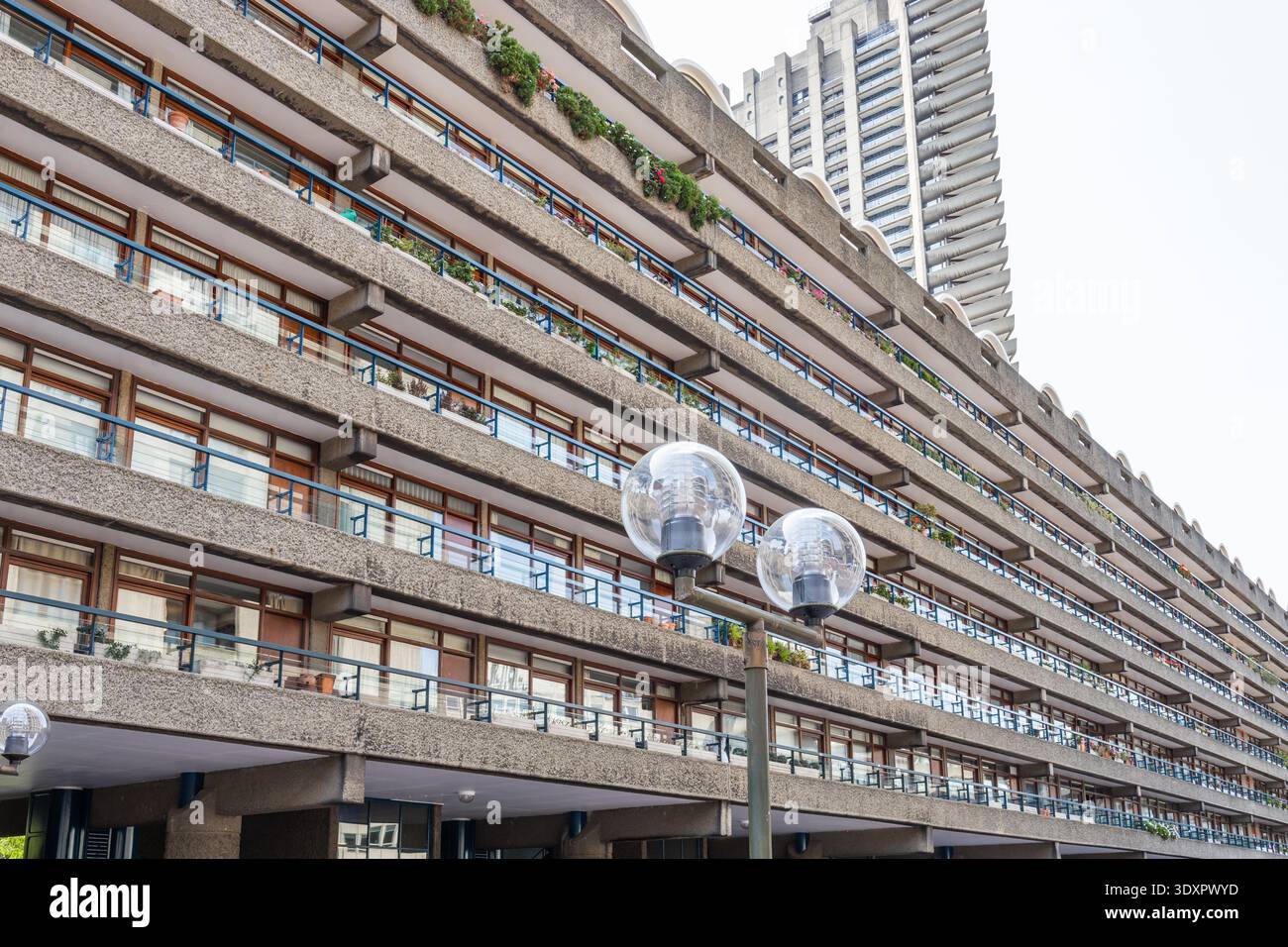 Façade en béton du bloc résidentiel Barbican Estate, Londres, Royaume-Uni Banque D'Images