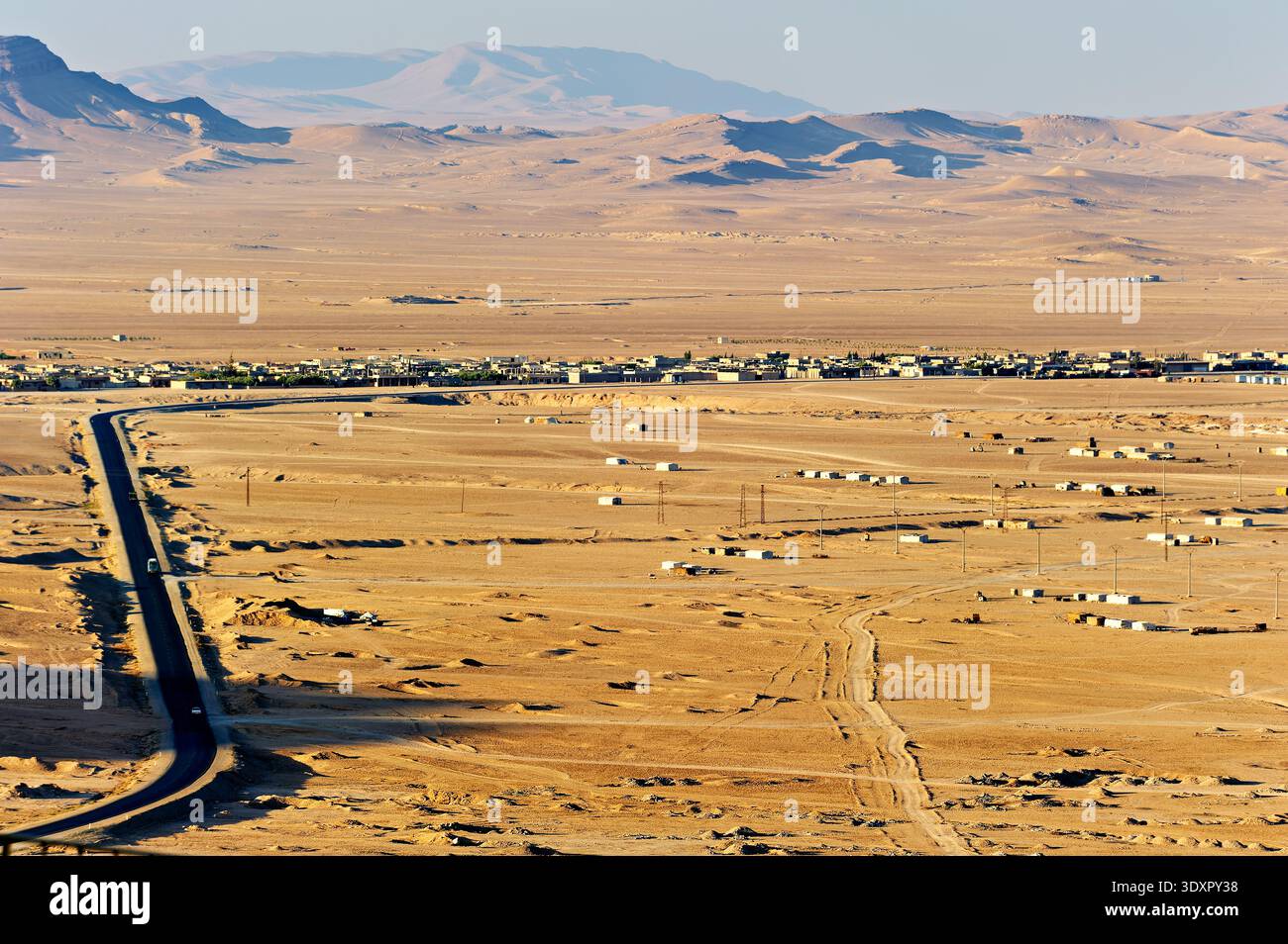 Vue aérienne capture Palmyre nouvelle ville en Syrie avec un large paysage, des routes et des montagnes lointaines sous un ciel clair pendant la journée. Banque D'Images