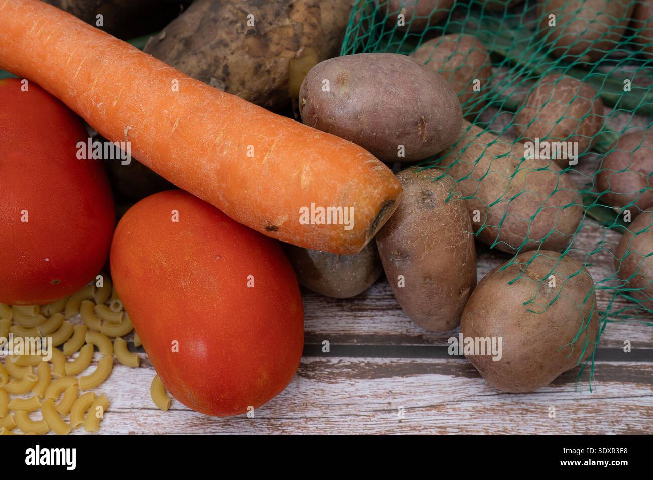 Légumes frais et ingrédients de pâtes pour la cuisson du ragoût Banque D'Images