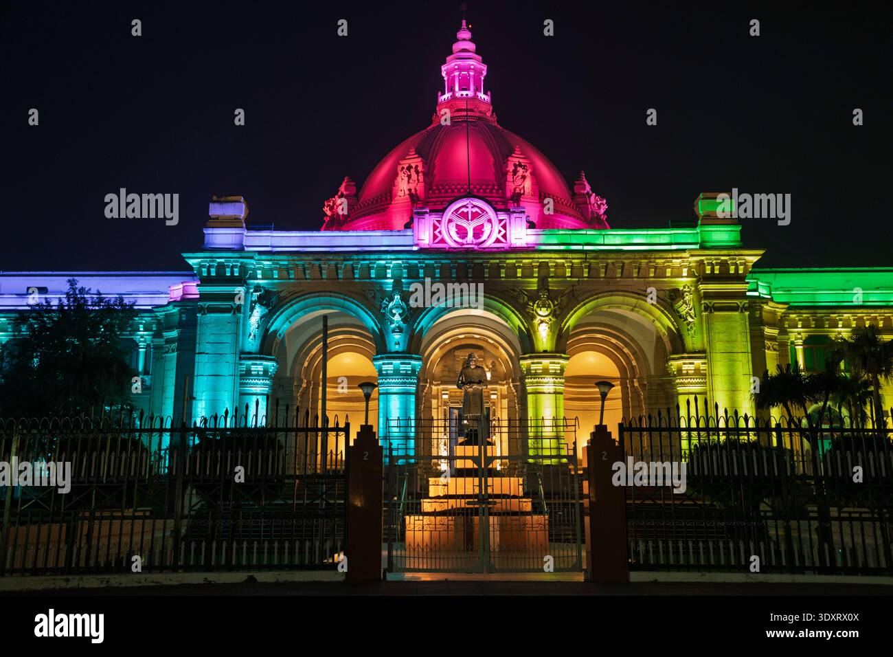 Maison du conseil Vidhan Sabha Bhawan construite en 1922 dans un style européen indo éclairé de couleurs vives pour Diwali, Lucknow, Uttar Pradesh, Inde Banque D'Images
