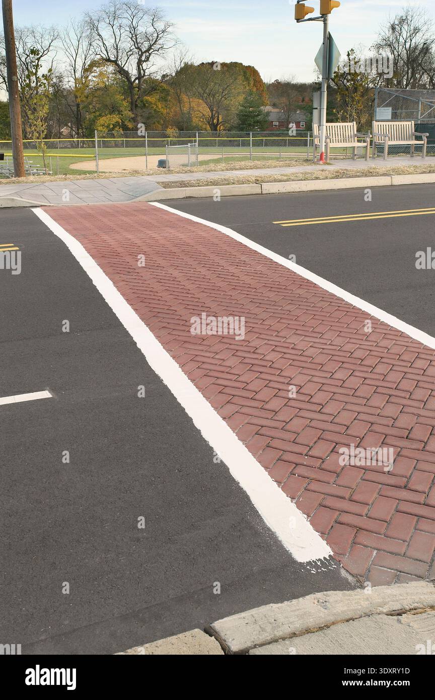 Red Brick Cross Walk, intersection de rues de banlieue, Pennsylvanie, États-Unis Banque D'Images