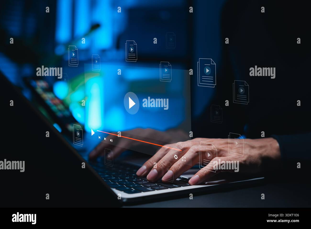 Concept de divertissement multimédia de mains tapant sur ordinateur portable avec lecteur vidéo virtuel et icônes de fichiers pour le streaming de films, l'éducation en ligne, le contenu Banque D'Images