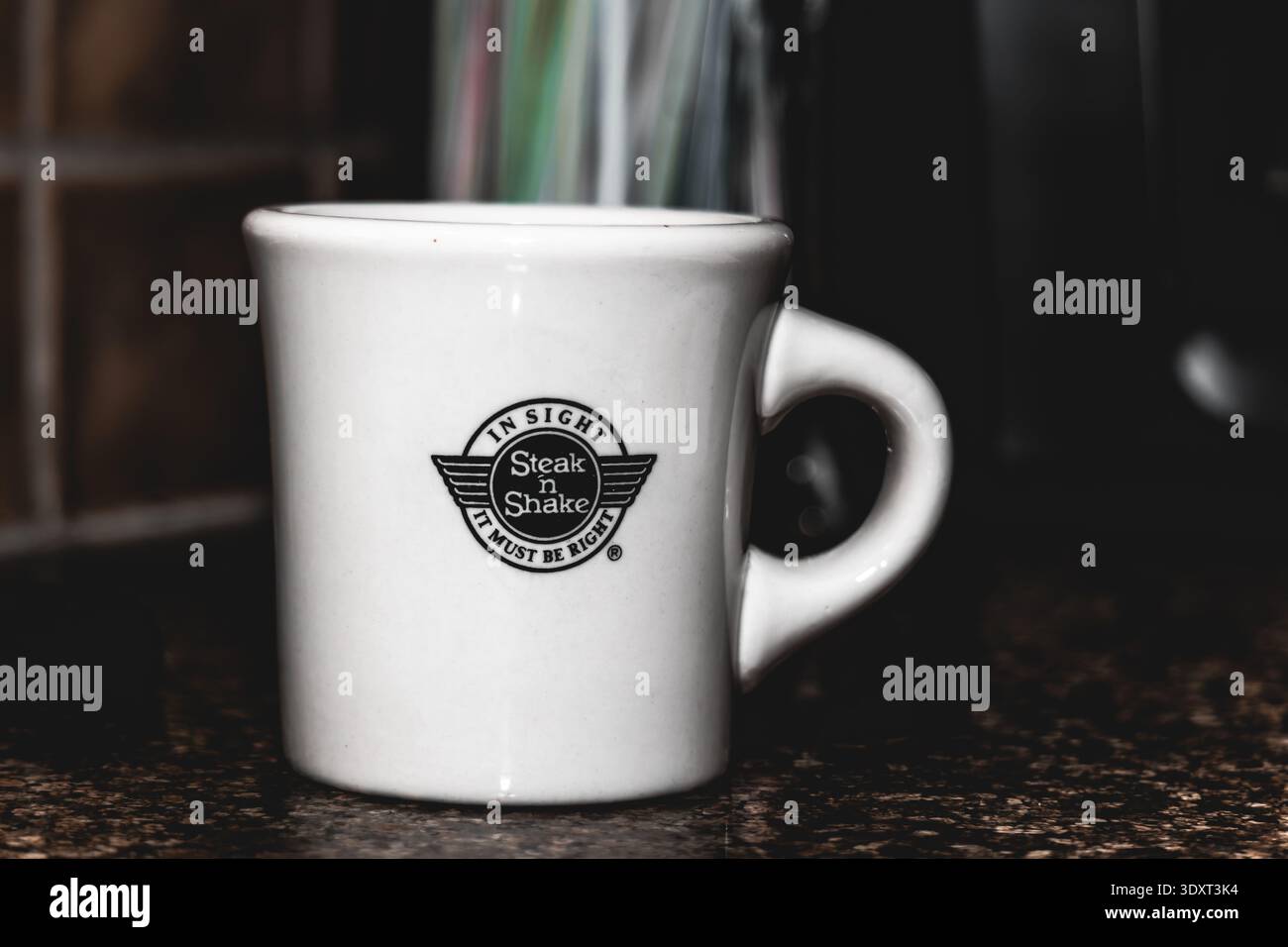 Gros plan d'une tasse à café de marque Steak 'n Shake sur un comptoir dans un cadre de restaurant Banque D'Images