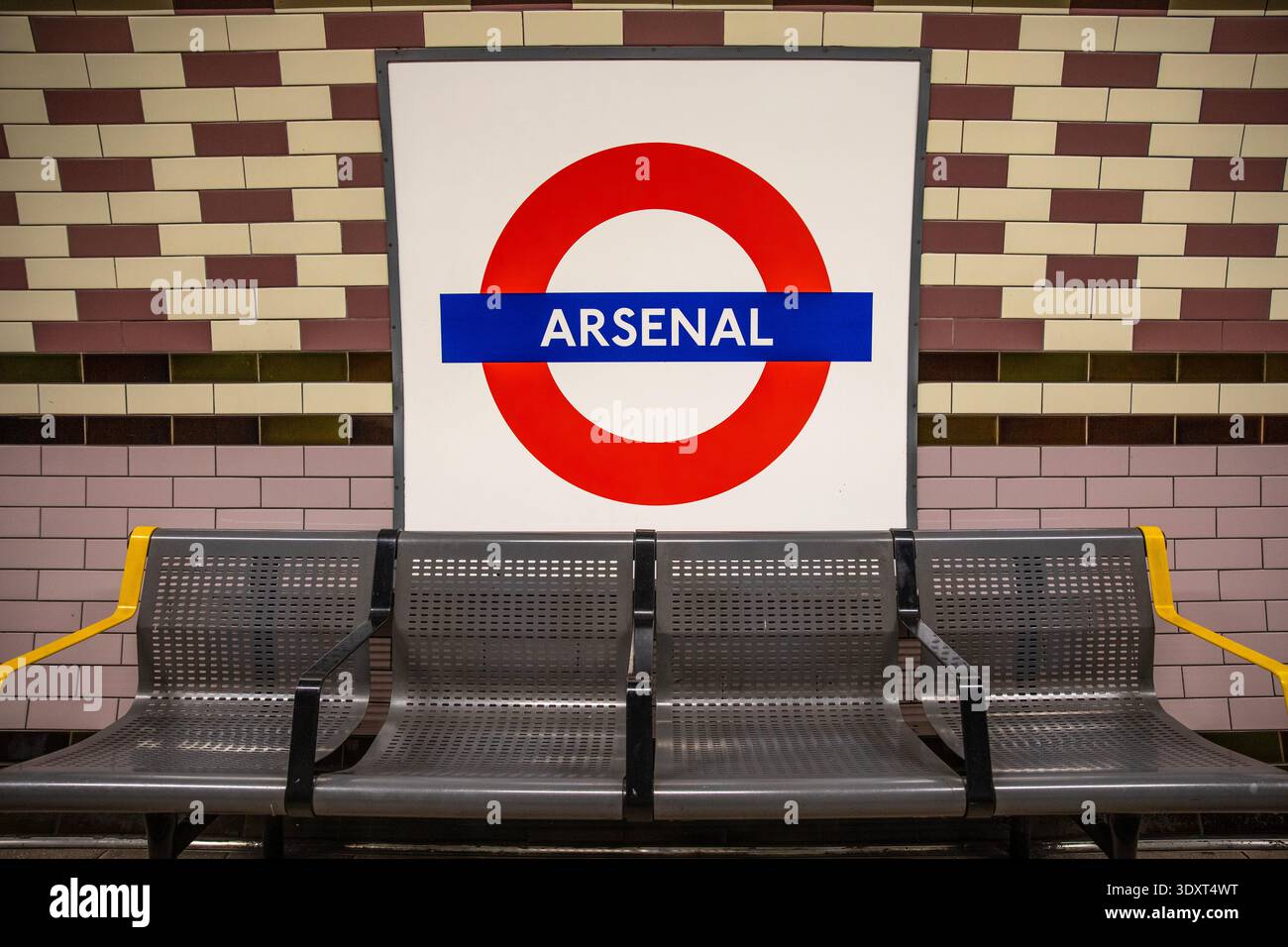 Londres, Royaume-Uni - 2 mars 2026 : un panneau à la station de métro Arsenal à Londres, Royaume-Uni. Banque D'Images