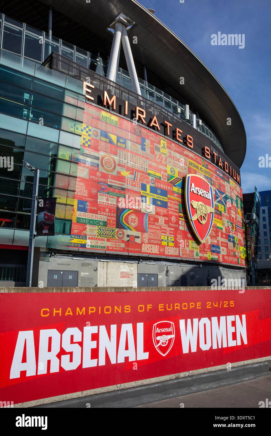Londres, Royaume-Uni - 2 mars 2026 : panneau célébrant Arsenal Women étant championnes d'Europe 2024/25 à l'Emirates Stadium - le terrain d'Arsenal Banque D'Images