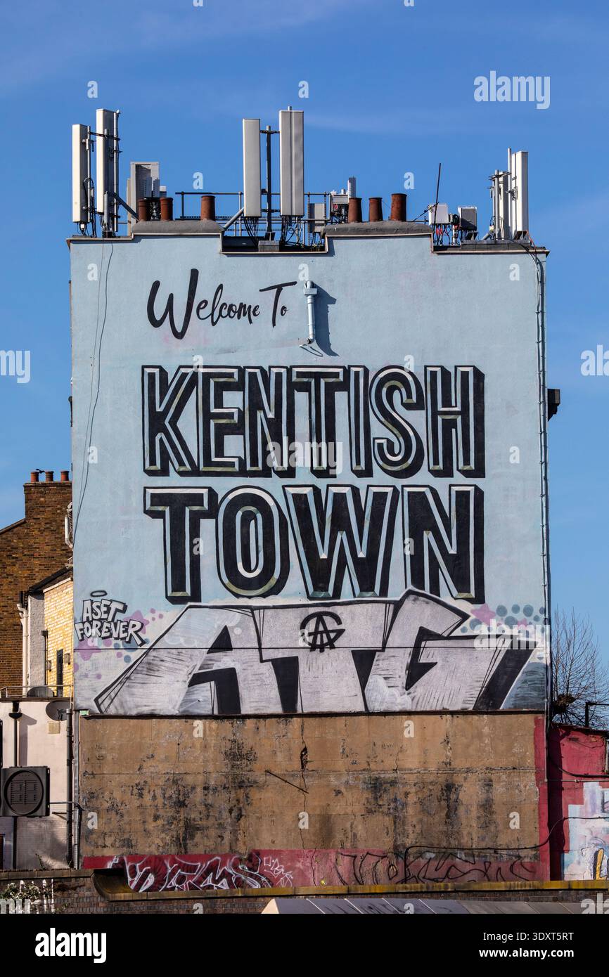 Londres, Royaume-Uni - 2 mars 2026 : Bienvenue à Kentish Town murale à Londres, Royaume-Uni. Banque D'Images