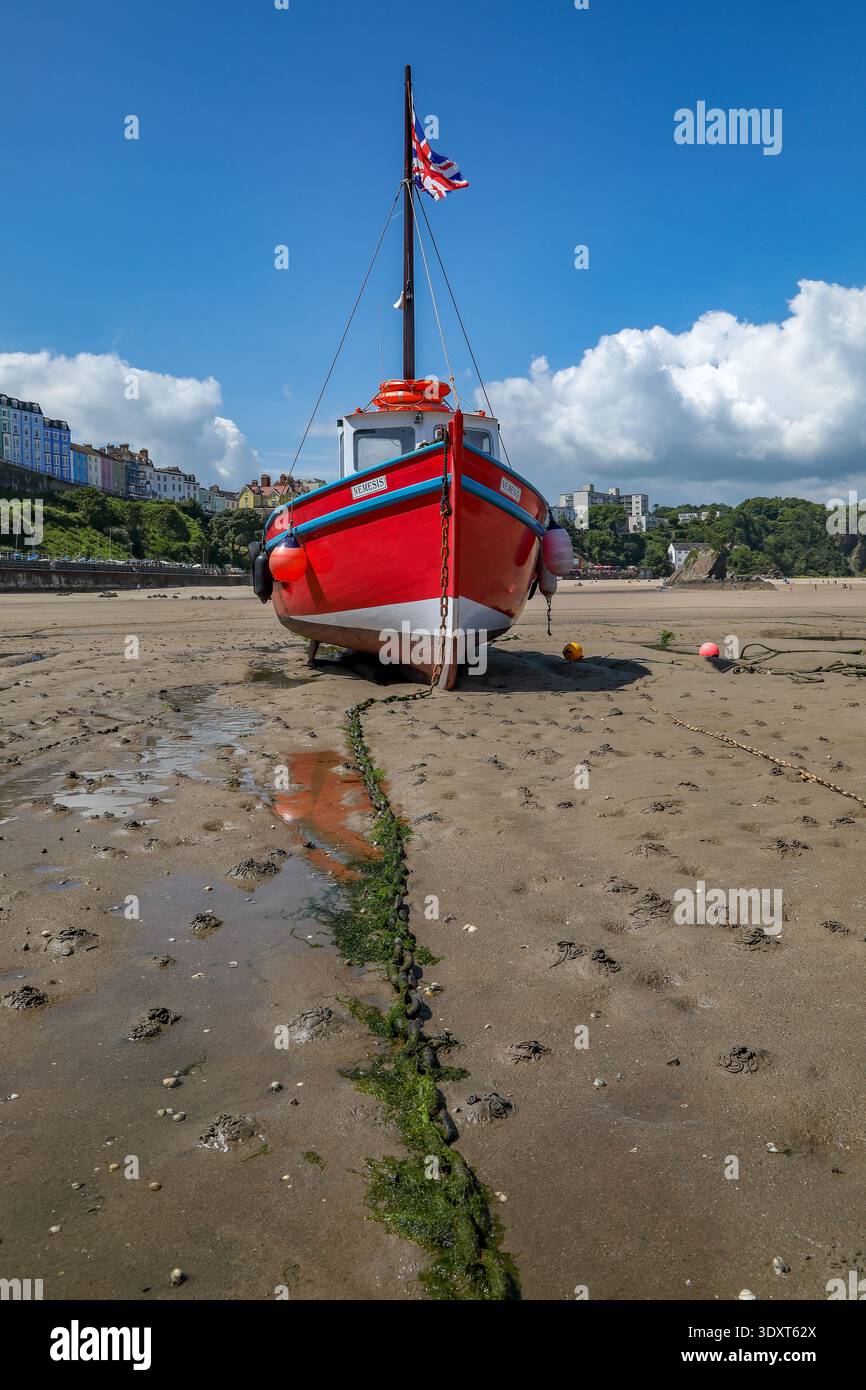 Nemesis by Tenby - bateau de pêche, 'Nemesis', au repos sur le lit de marée basse du port de Tenby. Tenby, Pembrokeshire, pays de Galles Banque D'Images