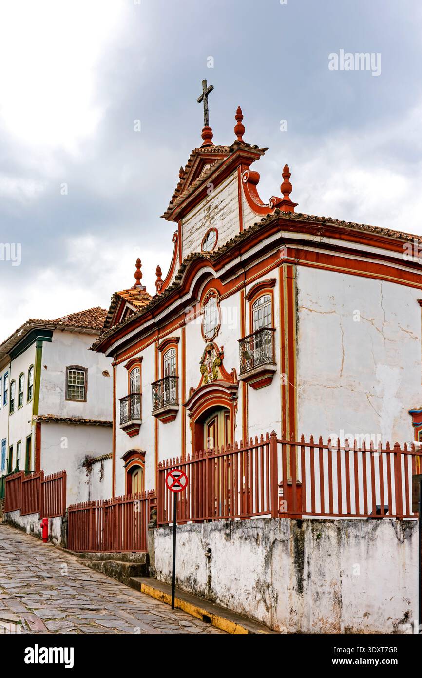 Vieille rue et église dans la ville historique de Diamantina dans le Minas Gerais. Banque D'Images