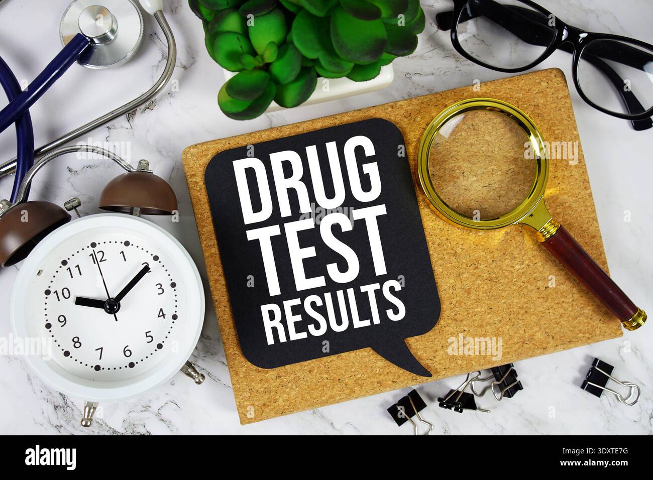 Texte de résultats de test de drogue avec réveil, calculatrice et stéthoscope sur fond de marbre Banque D'Images