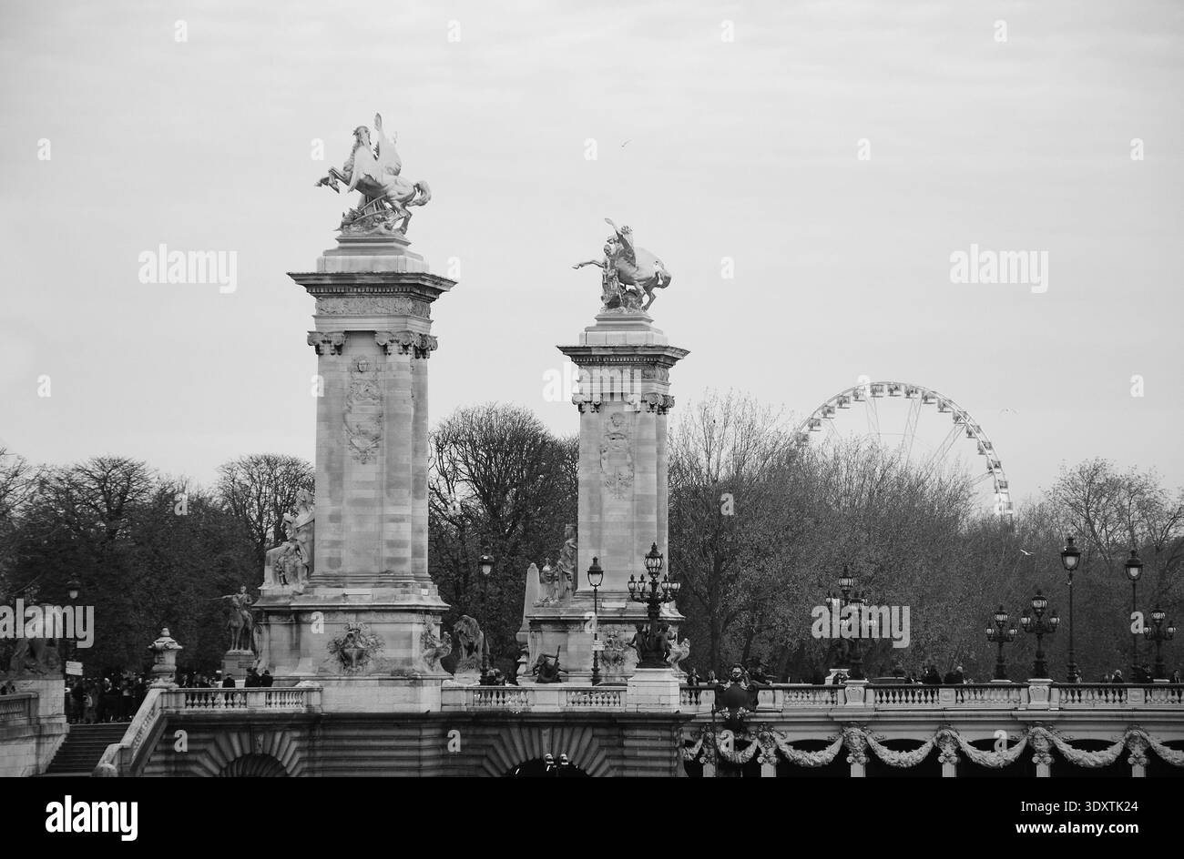 Vue sur le pont Alexandre III (pont Alexandre III) et grande roue en arrière-plan dans une soirée nuageuse automnale. Photo vieillie. Noir et blanc. Banque D'Images