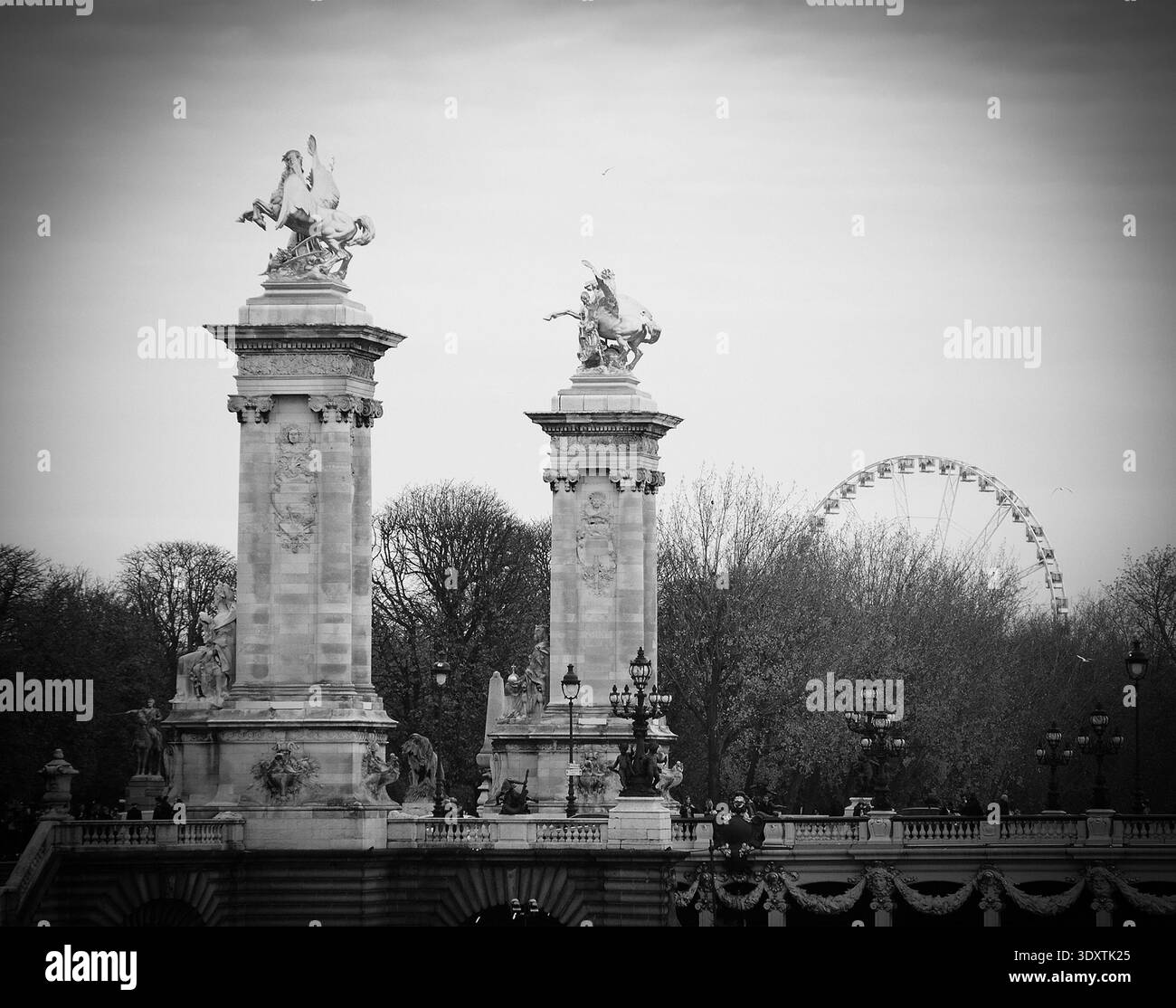 Vue sur le pont Alexandre III (pont Alexandre III) et grande roue en arrière-plan dans une soirée nuageuse automnale. Photo vieillie. Noir et blanc. Vignette. Banque D'Images
