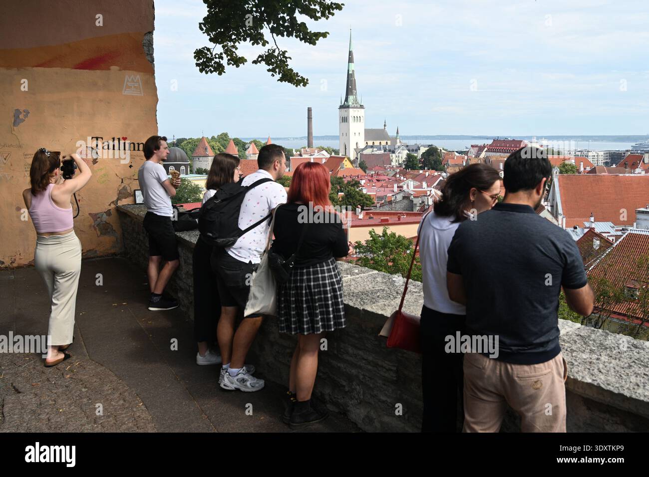 Tallinn, Estonie - 24 juillet 2024 : touristes dans la vieille ville de Tallinn, Estonie. Banque D'Images